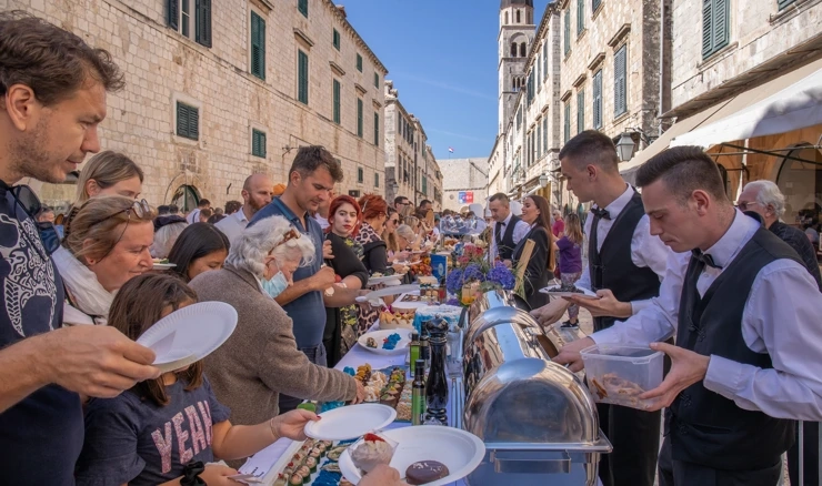 Dubrovačka trpeza ponovno na Stradunu 