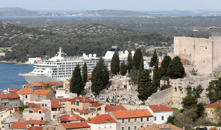 Kruzer uplovljava u Šibenik