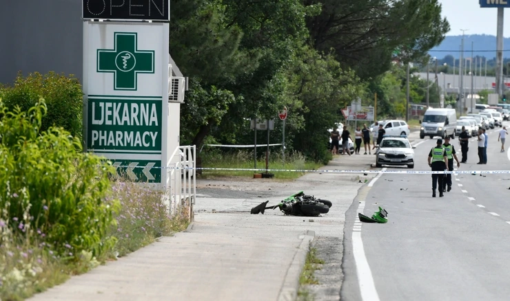 Prema rezultatima očevida, prilikom pretjecanja kolone vozač motocikla nije prilagodio uvjetima i stanju ceste