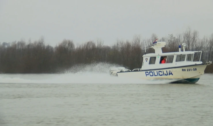 Policija u obilasku granice na Savi