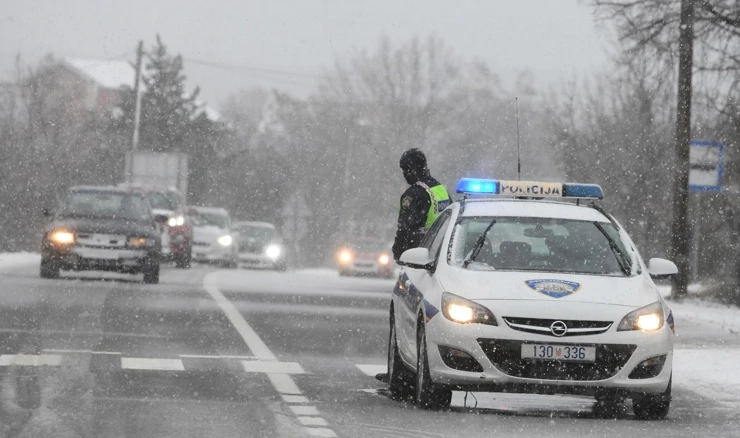  Policija zatvorila cestu u Pađenima prema Gračacu zbog nevremena 