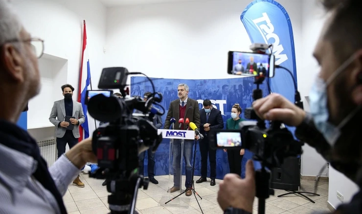 Most o prikupljanju potpisa za referendum protiv uvođenja COVID potvrda