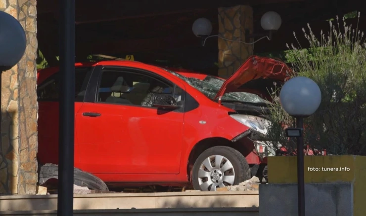Automobil sletio na terasu restorana
