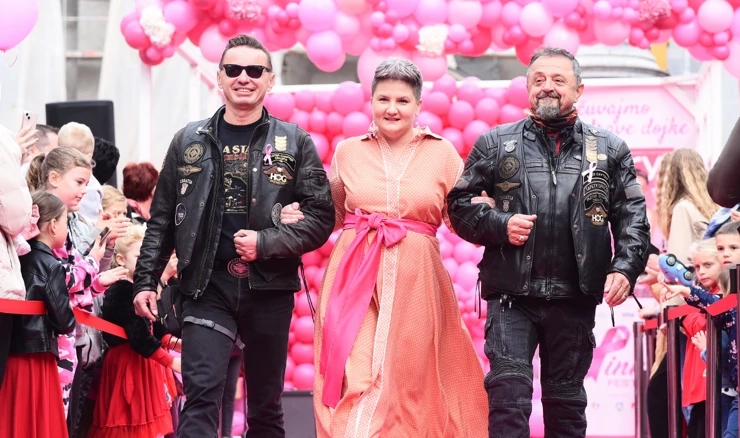 Zagreb: Modna revija na Cvjetnom trgu u povodu projekta "Sačuvajmo zdrave dojke"