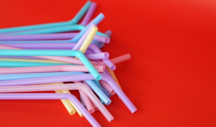 Trump potpisao uredbu o plastičnim slamkama