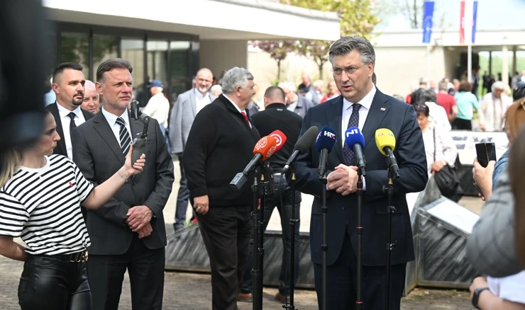 Andrej Plenković dao je izjavu novinarima u Jasenovcu