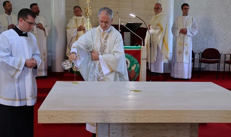 Zagrebački nadbiskup Dražen Kutleša posvetio crkvu Rođenja Blažene Djevice Marije u Zagrebu
