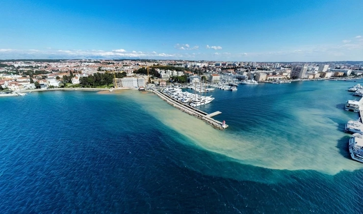 Pogled iz zraka na zamućeno more