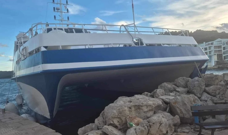 Nova nesreća: Jadrolinijin katamaran Silba udario u obalu, putnici iskrcani