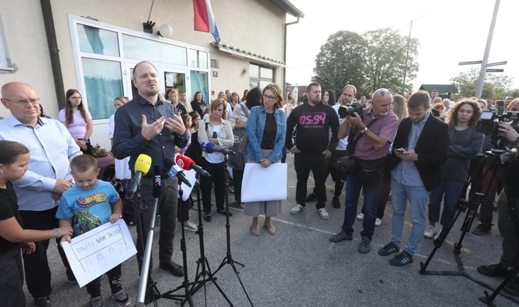Prosvjed roditelja i djece