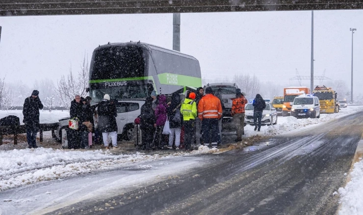 Sudar pet automobila i autobusa na A1