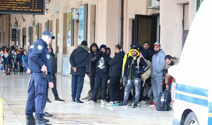  Zagreb: Policija odvozi migrante koji su boravili na Glavnom kolodvoru 