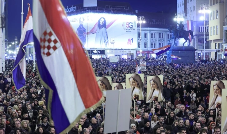 Veliki prosvjed u Zagrebu protiv COVID potvrda okupio tisuće prosvjednika 