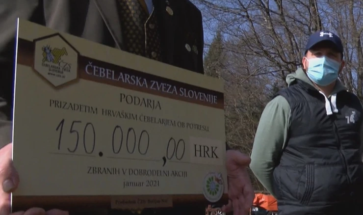 Predsjednik Pčelarskog saveza Slovenije uručuje pomoć