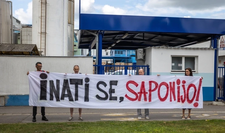 Prosvjed ispred ulaza u tvornicu Saponia 
