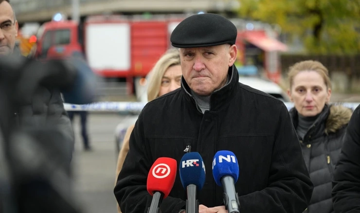 Ministar Branko Bačić ispred zgrade Vjesnika