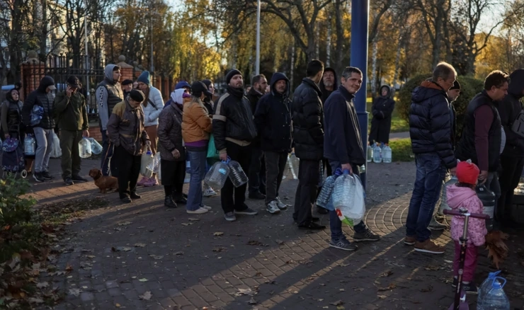 Stanovnici Kijeva čekaju u redu za vodu nakon ruskog raketnog napada