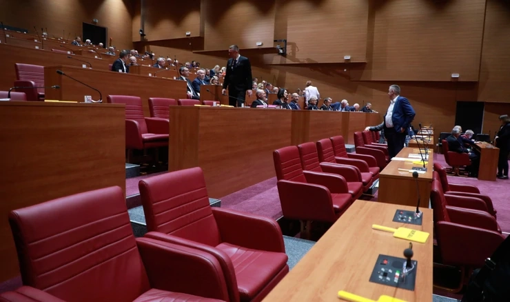 Zakon o strancima je podržalo 80 zastupnika, 37 ih je bilo suzdržano, nijedan protiv