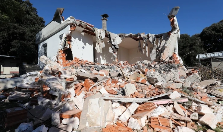 Prema pisanju lokalnih medija, procjenjuje se da je uz obalu oko 700 bespravno izgrađenih objekata