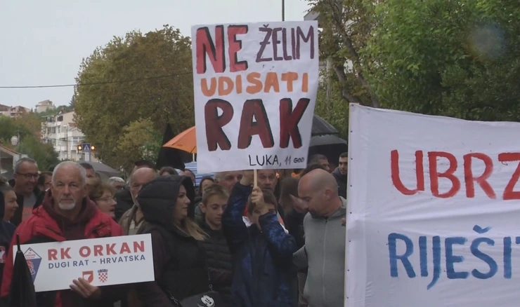 Okupilo se 400-tinjak prosvjednika