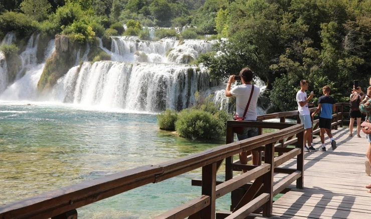 Turisiti u posjetu NP Krka, ilustracija