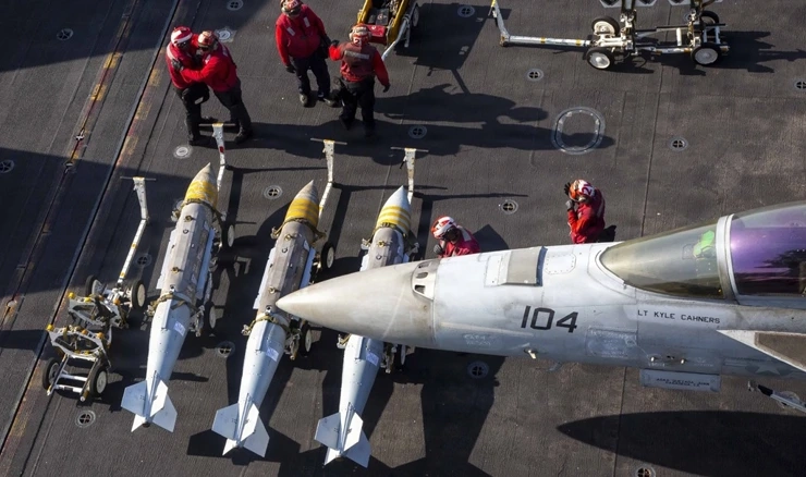 Vojno osoblje montira JDAM bombe na zrakoplove