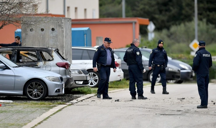 Zapaljeno policijsko vozilo na Cresu 