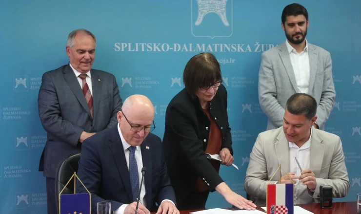 Split: Bačić potpisao ugovore za 43 stana za mlade obitelji