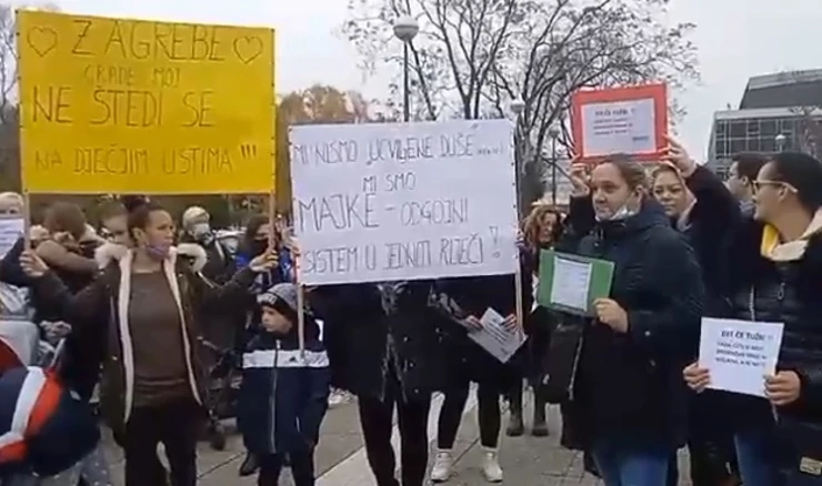Pred zagrebačkim Poglavarstvom se okupilo 40-ak majki s djecom, korisnica mjere "roditelj odgojitelj".
