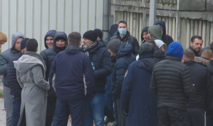 Nekoliko desetaka pripadnika pravosudne policije i djelatnika zatvorskog sustava prosvjeduje ispred zatvora u Remetincu. 