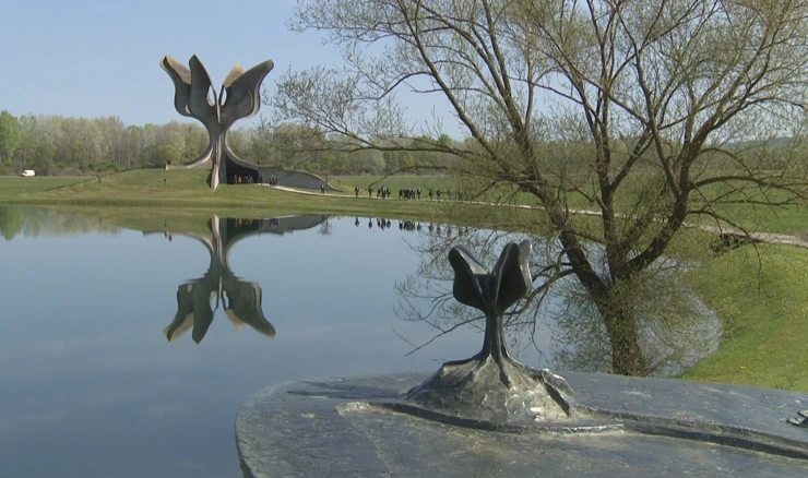 Spomen područje Jasenovac, Spomenik Kameni cvijet
