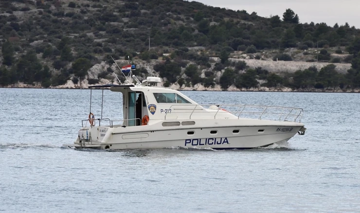 Nakon zaprimljene dojave policijsko plovilo isplovilo je iz pulske luke prema rtu Kamenjak
