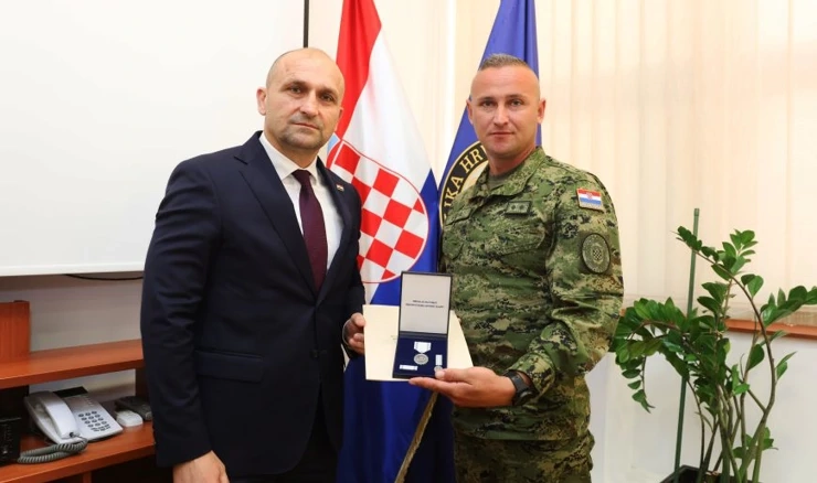 Ministar Anušić uručio medalju razvodniku Bluhi koji je spasio život mladom nogometašu
