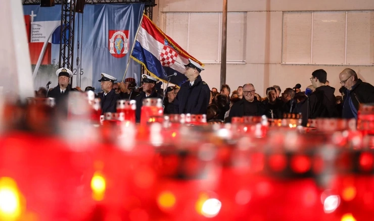 Paljenje svijeća u dvorištu NMB ,,dr. Juraj Njavro’’ Vukovar