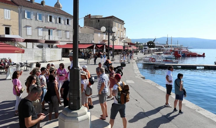 Otok Krk u srpnju i sedam mjeseci s manje turista i noćenja