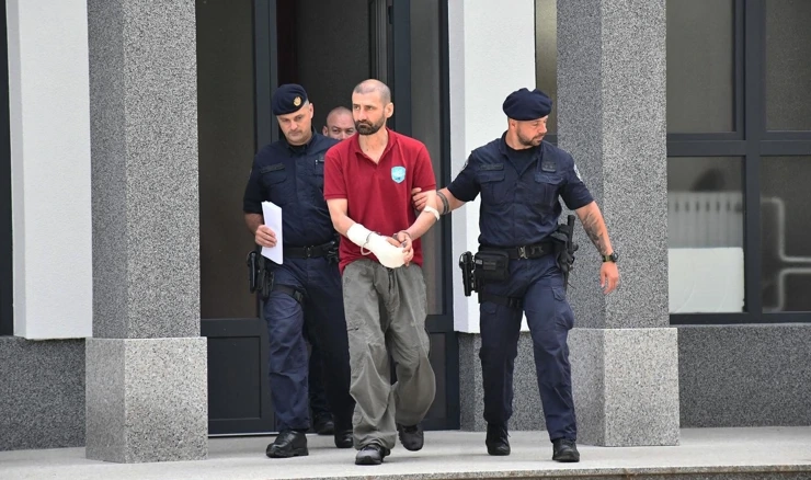 Privođenje osumnjičenog za ubojstvo majke i oca 