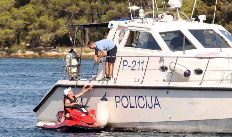 Dvije osobe kažnjene su jer su glisirali jet-skijevima preblizu obali, a svima su izrečene novčane kazne od 405 eura