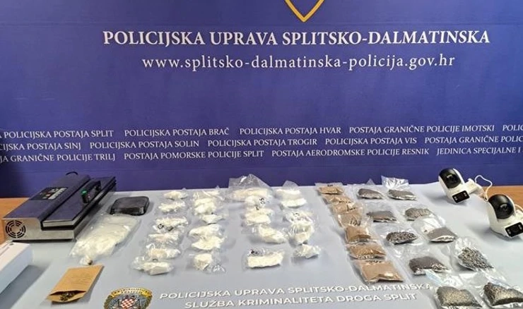 Policija u Sinju pronašla tri kilograma heroina i kokaina te veću količinu novca