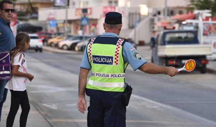 Pojačani policijski nadzor oko škola