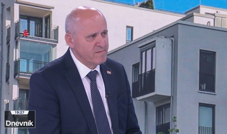  Potpredsjednik Vlade i ministar prostornog uređenja, graditeljstva i državne imovine Branko Bačić 