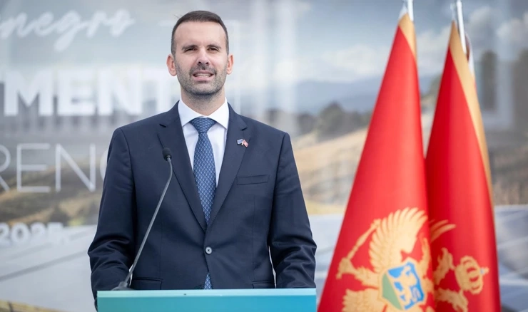 Spajić je rekao da Vučić preuzima ulogu "PR-a Rusije i drugima drži lekcije o principijelnosti"
