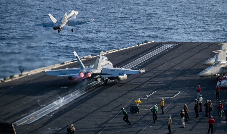 Redovite operacije na nosaču zrakoplova USS Abraham Lincoln
