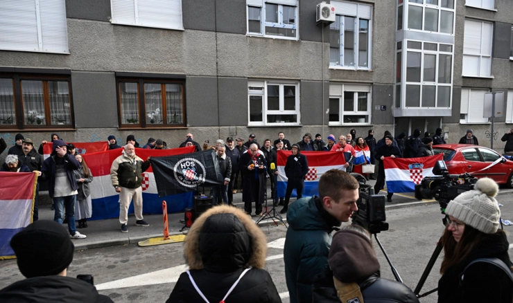 Prosvjed predstavnika AHSP-a ispred Tomaševićevog stana 