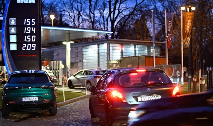 Pojacani promet na benzinskim postajama zbog najavljenog povecanja cijena goriva
