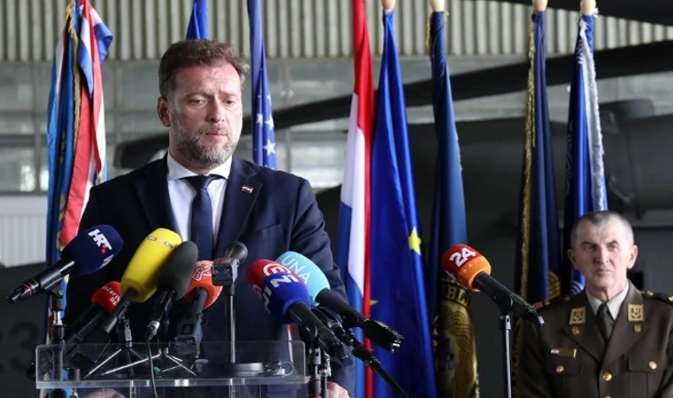 Ministar Banožić obratio se medijima na primopredaji helikoptera Black Hawk