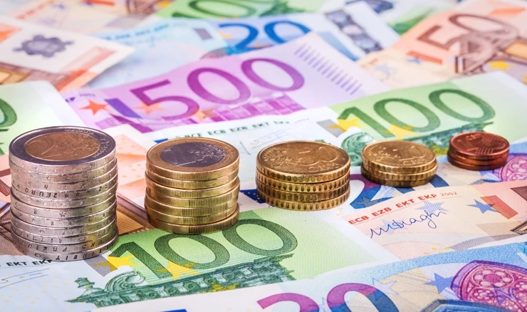 Euro i dalje oko najviše razine u godinu dana prema dolaru