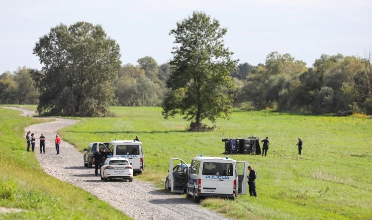  Prevrnuo se policijski terenac