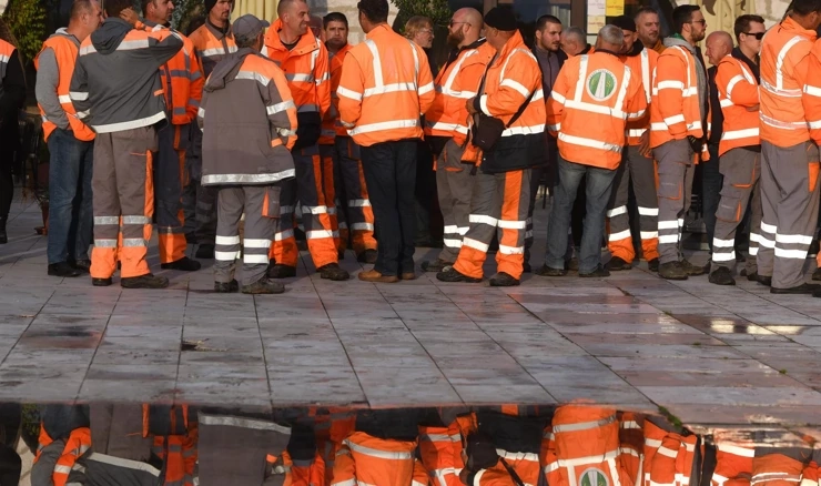 Članovi sindikata na mirnom okupljanju ispred zgrade županije Šibensko-kninske