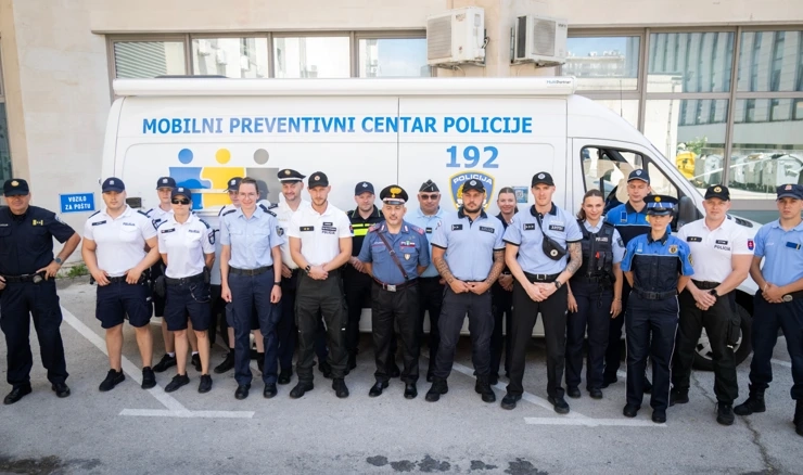 Strani će policajci biti raspoređeni u sedam policijskih postaja i radit će odjeveni u odore svojih država