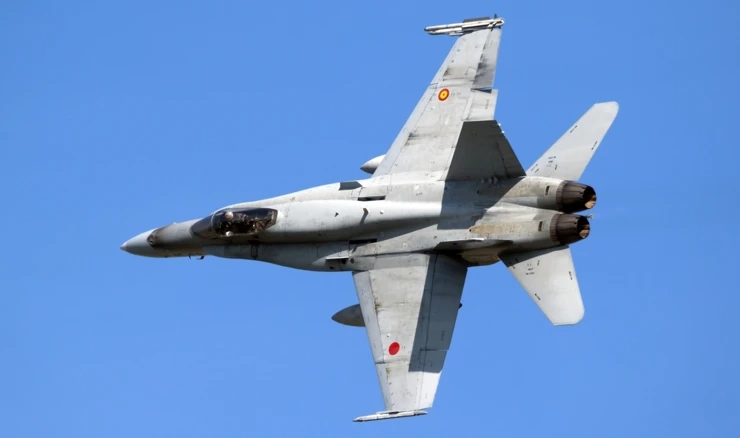 Borbeni zrakoplov F-18 uspostavio je radarski kontakt s metom i dobio dopuštenje za napad